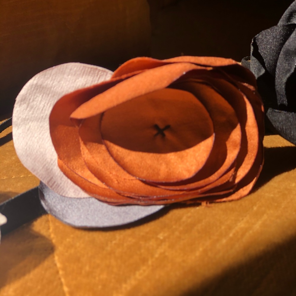 A trio of flower headbands - Picture 4 of 6
